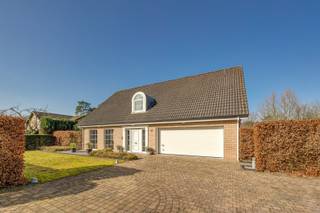 Instapklare villa op zeer rustige ligging in Brecht. Indeling van de villa:Gelijkvloers:Aangelegde oprit met parkeermogelijkheid en toegang via...