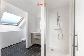 **Nog 1 mooie kamer ONMIDDELLIJK beschikbaar met eigen sanitair - Bezoekmoment 25/3 vanaf 13u30** Welkom in de Director's Residence! Met...