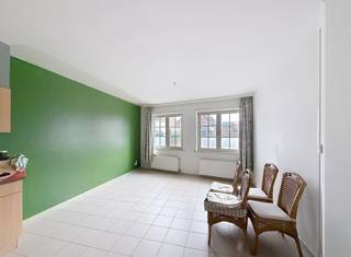 🔑 Indeling:🚪 Inkomhal🛋️ Lichtrijke woonkamer met open keuken🍳 Keuken met ingebouwde toestellen🚽 Apart toilet🛏️ 2 slaapkamers📦 Handige...