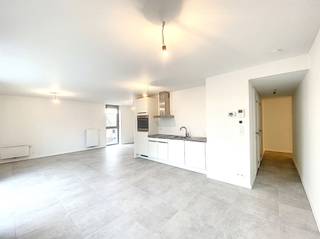 <p><span>BRIGHT STUDIO WITH TERRACE + PARKING</span></p><p><span> </span></p><p><span>In Sint-Niklaas we find residence 't Fineer. A top location for those who want to enjoy life in the heart of Waasland. We are only a few minutes away from the station, the market, several schools, supermarkets, ... In short, ideal for those who want to optimally enjoy city life. </span></p><p><span> </span></p><p><span>The studio is located on the second floor and is laid out as follows: an entrance hall, a separate toilet, a storage room, a living area that serves as a kitchen, dining, sitting and sleeping area. Adjacent to the sleeping area there is a bathroom equipped with a sink and shower. A nice detail is the terrace adjacent to the living space, which enjoys an eastern exposure. </span></p><p><span> </span></p><p><span>In the underground parking lot there is a parking space and a private cellar storage room. </span></p><p><span> </span></p><p><span>Curious to discover this centrally located apartment? Request a viewing soon at <span>info@pillar.estate</span></span><span> or 033 695 695.</span></p><p><span><br />Please note: : This property is only rented for short term (rental agreement for 1 year). </span></p><p><span>These details are for information purposes only. Surface areas listed are indicative only. Pillar cannot be held responsible for the accuracy of the data provided to it. </span></p><p><span> </span></p>