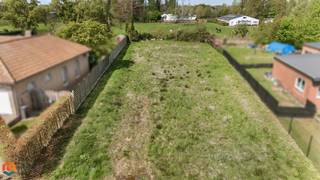 Op een uitstekende locatie in een groene omgeving te Putte bevindt zich deze bouwgrond voor open bebouwing op een perceel van 1495 m². U bevindt zich hier tussen de dorpskernen van Putte en Grasheide en geniet van een uitstekende bereikbaarheid nabij scholen, winkels, het openbaar vervoer en belangrijke invalswegen. <br /><br />Deze bouwgrond biedt tal van stedenbouwkundige mogelijkheden. De render geeft een weergave van een mogelijke woning volgens de geldende bouwvoorschriften conform de verkaveling.<br /><br />- Bouwgrond voor open bebouwing<br />- Enkel eengezinswoning (met inbegrip van zorgwoning toegelaten)<br />- Functies complementair aan het wonen, zoals kantoorfunctie, vrij beroep, dienstverlening, zijn toegelaten<br />- Max. kroonlijsthoogte bij plat dak is 7m, bij hellend dak 6m<br />- Bouwdiepte max. 17 m<br />- Hellend of plat dak vrij te kiezen (Dakhelling tussen 35° en 45°)<br />- Een kelderverdieping is toegelaten<br />- Bijgebouw is toegelaten<br />- Garage is toegelaten<br /><br />Contacteer ons voor meer informatie op 0472 22 12 41 of via info@boonstravastgoed.be <br /><br />Bijzonderheden : <br />- Open bebouwing<br />- Perceel = 1495 m²<br />- Groene omgeving