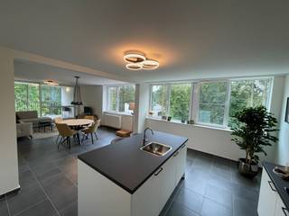 Dit prachtige appartement bevindt zich in een rustige, groene omgeving! Vanop de 3de verdieping geniet u van het mooie uitzicht, dit vanuit elke kamer.<br />Het appartement is gelegen in het groen en biedt dus veel rust, toch is het gelegen op fietsafstand van Mol en Dessel. In deze prachtige omgeving kan u genieten van de natuur en het water.<br /><br />Via de inkomhal komen we terecht in de lichtrijke leefruimte met open keuken. Deze is uitgerust met een vaatwasser, combi-oven, koelkast, inductiekookplaat, afzuigkap en voldoende opbergruimte. Aangrenzend bevindt zich de technische ruimte met opbergruimte. Via de leefruimte hebben we toegang tot het terras, hier kan u genieten van alle rust.<br /><br />In de nachthal vinden we een een berging met aansluiting voor wasmachine en droogkast. Via deze nachthal hebben we toegang tot de drie slaapkamers, het aparte toilet en de badkamer met inloopdouche en dubbel lavabomeubel. De slaapkamers hebben allemaal toegang tot het terras.<br /><br />Aan het gebouw zijn gemeenschappelijke parkeerplaatsen ter beschikking.<br /><br />Bijzonderheden:<br />* Energiezuinig<br />* Zonnepanelen<br />* Voldoende parkeergelegenheid<br />* Groot terras