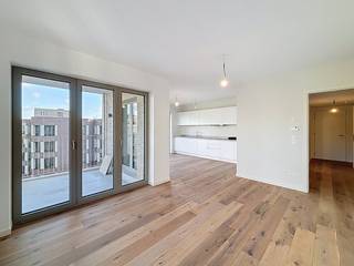 Dit aangename appartement bevindt zich op de vierde verdieping van het nieuwbouwproject Metropolitan, gelegen aan de Parkdreef 42, 1000 Brussel.Het appartement beschikt over een lichtrijke leefruimte die een open en uitnodigende sfeer creëert. De volledig ingerichte keuken is voorzien van alle moderne toestellen, waaronder een vaatwasser, dampkap, oven en koelkast met vriesvak. Zowel vanuit de keuken als de leefruimte is er toegang tot het terras van 8 m².Er zijn twee slaapkamers, elk met een eigen, aparte badkamer.Daarnaast is er een berging met aansluiting voor wasmachine en droogkast, evenals een private kelder voor extra opslagruimte.Extra troeven:-Gelegen op de vierde verdieping-Boodschappen op wandelafstand-Scholen op wandelafstand-Park van Tour &amp; Taxis in de buurt-Snelle toegang tot de ring of E40 (10–15 minuten rijden)-Uitstekend openbaar vervoer: Tram 51, Metro 2 &amp; 6, verschillende -buslijnen, en Brussel Noord stationHuurprijs: €1.450 + €200 provisies (verwarming en gemeenschappelijke kosten)Interesse? Dien vandaag nog uw aanvraag in via www.dewaele.com