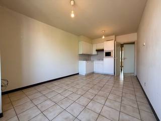 Bijzonder goed gelegen 1-slaapkamerappartement (35m²) vlakbij UZ, gelegen op de 2de verdieping van een kleinschalige residentie met 6 entiteiten.<br />Bestaande uit: inkomhal, leefruimte met open keuken, slaapkamer en vernieuwde badkamer met douche, lavabo en toilet. Dankzij de strategische ligging en het compacte, onderhoudsvriendelijke karakter is dit appartement uitermate geschikt als investering. Renovatieplicht van toepassing. Voor meer informatie of een vrijblijvend bezoek, contacteer Sebastien op het nummer 0477 09 09 09. <br />