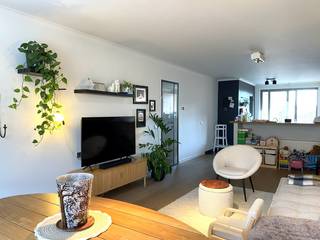 Maak uw bezoek aan ons nog eenvoudiger! Vul alstublieft vooraf de huurdersfiche in en stuur deze naar delphine@vastgoeddemeyer.be. Wij nemen daarna contact met u op om een afspraak ter plaatse te plannen. U kunt de fiche vinden onder de downloads. Alvast bedankt!<br /><br />Deze instapklare en gezellige woning is centraal gelegen in Pittem. Dit op wandelafstand van de basisschool, winkels, bakker, slager, ... De woning komt vrij 1/6/2026<br /><br />U komt binnen via de ruime inkomhal met trappenhal. Deze biedt U toegang tot de GEZELLIGE leefruimte met open ingerichte keuken. De keuken omvat: koelkast | keramische kookplaat | oven | vaatwasser | microgolfoven. Naast de keuken is er de praktische berging met aansluiting voor een wasmachine. Via het schuifraam kan U het ZONGERICHT terras betreden met grote buitenberging. Verder omvat de eerste verdieping nog een gastentoilet.<br /><br />Het tweede verdiep omvat 2 slaapkamers met ingemaakte kasten, badkamer met inloopdouche en lavabo met meubel. Ook dit verdiep is voorzien van een apart toilet. Vervolgens is er op het derde verdiep nog een polyvalente ruimte die kan dienen als master bedroom. Tot slot kan U via een vouwtrap de zolder betreden. <br /><br />De woning is uitgerust met gordijnen, lichtarmaturen en werd volledig geschilderd/behangen. Kortom een TOPPER van formaat! Ideaal voor starters!<br /><br />PLUSPUNTEN:<br />* CENTRALE LIGGING<br />* INSTAPKLAAR<br />* GORDIJNEN AANWEZIG<br />* ENERGIEZUINIG<br />* KELDERBERGING<br />* AUTOSTAANPLAATS