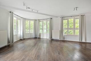 <p>Hoekappartement met twee slaapkamers en terras gelegen op de eerste verdieping van de residentie<span> </span>“Augustijnenpark<strong>”.<br /><br /></strong>Indeling en omschrijving:</p>
<p>Het appartement omvat een inkomhal met gastentoilet, die toegang geeft tot de eerste slaapkamer. Aansluitend bevindt zich de badkamer, uitgerust met een ligbad met douchemogelijkheid en een lavabo met meubel. Daarnaast ligt de tweede slaapkamer. Via de hal bereikt u de ruime en lichtrijke leefruimte. Onderweg bevindt zich aan de rechterzijde een praktische bergplaats. De leefkamer vormt samen met de geïntegreerde keuken een aangename open leefruimte. De keuken is ingericht met een dubbele spoelbak, oven, keramische kookplaat en praktische boven- en onderkasten. Een absolute troef van het appartement is het ruime, doorlopende terras. Dit is rechtstreeks bereikbaar vanuit de leefkamer en biedt een aangenaam uitzicht.</p>
<p>In het ondergrondse complex beschikt het appartement tevens over een private kelderruimte en een ondergrondse autostaanplaats. Zowel de autostaanplaats als de kelder zijn inbegrepen in de verkoopprijs.</p>
<p><span>Extra info: instapklaar I EPC 131 kWh/ (m² jaar) label B I infoplicht: in aanvraag I watertoets: P-score: B I G-score: A.</span></p>