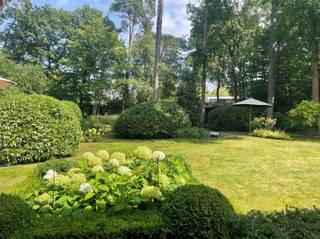 PRIMEUR: Deze uiterst verzorgde karaktervolle woning is gelegen in een rustige villawijk op de grens van Zoersel en Schilde. Gunstig gelegen...