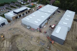 Nieuwbouw <strong>KMO-unit</strong> van<strong> 720 m²</strong> met <strong>300 m²</strong> casco <strong>kantoorruimte</strong> en 10 parkeerplaatsen te koop.<br />De loods met kantoor maakt deel uit van <strong>“Apollo”</strong>, een gloednieuw KMO-project bestaande uit diverse multifunctionele units vanaf 175 m² tot 720 m² (samenvoegbaar), waaronder enkele met kantoorverdieping.<br />Deze ontwikkeling ligt op <strong>minder dan 2 km</strong> van het op- en afrittencomplex van de <strong>E17 te Waregem</strong> – een absolute <strong>toplocatie</strong> voor ondernemers die belang hechten aan bereikbaarheid in een bedrijvige regio.<br /><br />De casco magazijnruimtes (brandklasse C) zijn opgebouwd uit een duurzame staalstructuur met combinatie van sandwichpanelen en afwerkingspaneel + geïsoleerde betonpanelen. Ze beschikken over een <strong>vrije hoogte van 6 meter</strong>, wat zorgt voor een optimaal gebruik van de ruimte. Elke unit is standaard uitgerust met een <strong>automatische sectionale poort</strong> (4 m B x 4,2 m H) met aparte toegangsdeur en bovenlicht, een lichtstraat met geïntegreerde RWA-koepel en een slijtvaste <strong>polybetonvloer </strong>(1T/m²). Tevens beschikt elke unit over een individuele regenwaterput van 15.000L.<br /><br />De <strong>casco kantoorruimte</strong> is gelegen op de 1ste verdieping en is voorzien van een gemeenschappelijke <strong>trappenhal met lift</strong>. De grote raampartijen zorgen voor veel natuurlijk lichtinval en zorgen voor een aangenaam werkklimaat.<br /><br />Per unit zijn er<strong> privatieve parkeerplaatsen voorzien</strong> (niet inbegrepen in de verkoopprijs). De loodsen met kantoor zijn ideaal voor uiteenlopende doeleinden zoals atelier, opslag en distributie met kantoor en/of showroom.<br /><br />De middelenverbintenis met betrekking tot de oplevering van blok 4 is gepland voor het <strong>eerste kwartaal van 2027</strong>. Grijp nu je kans en investeer in een toekomstgerichte werkomgeving op een toplocatie!<br /><br /><span><span>Contacteer <strong>PANORAMA B2B</strong> voor bijkomende (technische) inlichtingen, plannen of een vrijblijvend <strong>plaatsbezoek 056 222 256.</strong></span></span>