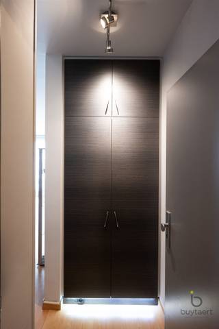 <p><span>RUIM LICHTRIJK HOEKAPPARTEMENT MET GEZELLIG ZONNETERRAS EN ONDERGRONDSE AUTOSTAANPLAATS!</span></p><p><span>Dit ruime hoekappartement met een bewoonbare oppervlakte van 101 m² is gelegen op de derde verdieping van een verzorgd kleinschalig appartementsgebouw in Merksem. Dankzij de gunstige hoekligging geniet het appartement van veel natuurlijke lichtinval, privacy en een mooi uitzicht op de omliggende weilanden. Winkels, bakker, apotheek, restaurants, speeltuintjes en openbaar vervoer bevinden zich in de nabije omgeving.</span></p><p><span>Via de inkomhal met vestiaire en ingemaakte kasten bereikt u de ruime woon- en eetkamer, afgewerkt met een laminaatvloer en met directe toegang tot het terras. Dankzij de oost-, zuid- en west oriëntatie geniet u hier doorheen de dag van de zon en vormt het terras een aangename uitbreiding van de leefruimte. De keuken biedt de mogelijkheid om naar eigen smaak te moderniseren. Verder beschikt het appartement over twee volwaardige, rustig gelegen slaapkamers, een in 2015 gerenoveerde badkamer met douchecabine en een afzonderlijk toilet. Met enkele opfrissings- en schilderwerken, kan het geheel eenvoudig naar een meer hedendaagse woonstijl worden gebracht.</span></p><p><span>Vliegenramen zorgen voor extra comfort en in de ondergrondse garage beschikt het appartement over een ruime autostaanplaats, die verplicht mee aan te kopen is aan €15.000 . Het gebouw dateert van 2001 en wordt professioneel beheerd door een syndicus. Het dak, de lift en de schilderwerken aan het gebouw werden reeds uitgevoerd en zijn conform. De maandelijkse vaste kosten bedragen € 225, inclusief een bijdrage aan het reservefonds. De nutsvoorzieningen beschikken over individuele meters, met uitzondering van het water dat collectief wordt afgerekend. Het gebouw beschikt over een gemeenschappelijk vuilnislokaal. </span></p><p><span> </span></p><p><span>Een gunstig EPC B, de ruime oppervlakte, het zonnige terras, de rustige ligging, het weidse uitzicht en de ondergrondse autostaanplaats maken dit tot een comfortabele woonst met een uitstekende basis om verder naar eigen smaak af te werken.</span></p><p><span>Contacteer ons voor meer informatie of een bezoek ter plaatse!</span></p><p><span> </span></p><p><span> </span></p><p><span> </span></p><p><span> </span></p>