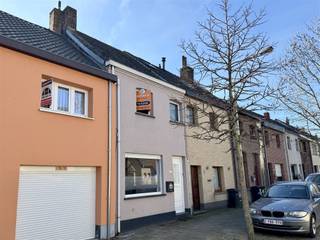 VANAFPRIJS 249.000 EURDeze compacte gezinswoning in Terhagen, vlakbij het prachtige natuurdomein De Schorre, biedt een ideale combinatie van comfort,...