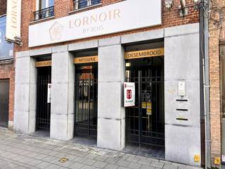 INDIEN U EEN BEZOEK WENST IN TE PLANNEN GELIEVE EEN BEZOEK AAN TE VRAGEN VIA WWW.HILLEWAERE.BE VIA DE RODE KNOP<br /><br />Uiterst gunstig gelegen handelspand van ca. 170m² op de beste zicht-locatie van Schilde, geschikt voor zowel een winkel, kantoor, praktijkruimte of restaurant. Nieuwe koeltogen en koelruimtes zijn reeds voorzien. Indien gewenst zouden deze kunnen blijven staan<br /><br />Aan het beste deel van de dorpskern vinden we dit handelspand met Klassevolle gevel van (7m). <br />Het eerste deel, 100 m² winkel, mooi afgewerkt met de beste materialen, waaronder koeltogen ed.<br />Hierachter het 2e deel 70m², voorzien van drijfkracht (400V), hierachter nog een stock-ruimte met momenteel koelruimtes.<br /><br />Bijzonderheden:<br />- Bijzonder luxueuze inrichting<br /><br />Huurprijs: 2950€/mnd. Incl. OV <br />Kosten: Geen