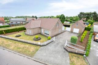 Instapklare laagbouwwoning met grote tuin en bijgebouwen in rustige buurt te RetieWelkom in deze charmante laagbouwwoning gelegen in een rustige...