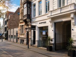<p><strong>Welkom ondernemer!</strong><br /><br />Bent u op zoek naar een commerciële toplocatie waar uw onderneming écht kan groeien? Dan is dit handelspand van ca. 130 m² in de Leopoldstraat in Turnhout absoluut een bezoek waard.<br /><br />De Leopoldstraat behoort tot de bekendste winkelstraten van Turnhout en geniet een uitstekende zichtbaarheid, een sterke passage en een centrale ligging. Met een ruime publieke parking recht tegenover het pand en een gevarieerd aanbod aan handelszaken, horeca en dienstverlening is dit een locatie waar dagelijks veel bezoekers passeren.<br /><br /><strong>Turnhout: dé commerciële hoofdstad van de Kempen</strong><br /><br />Turnhout blijft zich ontwikkelen als een bruisende winkel- en ondernemersstad. Dagelijks vinden bezoekers uit de volledige regio hun weg naar het centrum voor winkelen, dienstverlening en horeca. Daarnaast investeert de stad verder in een aantrekkelijke en toekomstgerichte binnenstad. De circulatieplannen zorgen voor een aangenamere winkelbeleving, een betere bereikbaarheid via de centrumparkings en meer ruimte voor voetgangers en fietsers. Dat maakt ondernemen in het centrum vandaag én morgen bijzonder interessant.<br /><br /><strong>Een pand met tal van mogelijkheden</strong><br />Dit handelspand biedt tal van mogelijkheden voor detailhandel, een kantoor, praktijkruimte, schoonheidsinstituut, conceptstore of een andere commerciële activiteit. Welke bestemming, verbouwing of functiewijziging mogelijk is, bekijken we graag samen met u. <br />Wij denken verder dan de verkoop.<br /><br /><strong>Bij Home-ID Lauwers begeleiden we u niet alleen bij de aankoop van een pand. We denken actief met u mee over:</strong><br />* de haalbaarheid van uw project;<br />* mogelijke verbouwingen en indelingen;<br />* kostenramingen;<br />* de vergunningsmogelijkheden in overleg met de gemeente;<br />* de beste invulling voor uw ondernemingsconcept.<br /><br />Zo kunt u met vertrouwen de volgende stap zetten.<br /><br />Wij geloven dat een ondernemer meer nodig heeft dan alleen een pand. Dankzij onze ervaring op de Turnhoutse vastgoedmarkt en ons netwerk van lokale partners denken wij vanaf het eerste gesprek met u mee. Zo begeleiden we u niet alleen bij de aankoop, maar ook bij het realiseren van uw ondernemersplannen.<br /><br /><strong>Alle informatie transparant beschikbaar</strong><br />* EPC beschikbaar<br />* Bodemattest beschikbaar<br />* Stedenbouwkundige inlichtingen beschikbaar<br />* Elektrische keuring op aanvraag<br /><br />Bent u op zoek naar een locatie waar uw onderneming alle kansen krijgt om te groeien? Dan nodigen wij u graag uit voor een vrijblijvend bezoek. Samen bekijken we hoe we van dit pand de ideale uitvalsbasis voor uw onderneming kunnen maken.<span><span></span></span></p>