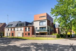 Wilt u genieten van het comfort van een appartement, maar mét het vrije gevoel van een huis? Dit unieke en instapklare gelijkvloerse hoekappartement van 110 m² in het prestigieuze Residentie Chablis te Schoten biedt u het beste van twee werelden.Bij het binnenstappen valt meteen de royale, lichtovergoten leefruimte op. De grote zithoek en eetkamer lopen naadloos over in de moderne open keuken, wat zorgt voor een heerlijk open gevoel. Praktisch is de aangrenzende berging, die vlot plaats biedt aan uw wasmachine en droogkast. Comfort staat hier centraal: alle ramen in het appartement zijn uitgerust met automatische rolluiken, wat zorgt voor optimale privacy en veiligheid. Met een gunstig EPC-label B woont u hier bovendien erg energiezuinig.Het appartement beschikt over twee volwaardige, ruime slaapkamers waar u volledig tot rust komt. De badkamer is een complete wellnessruimte, uitgerust met zowel een comfortabel ligbad als een aparte douche en een dubbele lavabo.De absolute blikvanger van dit hoekappartement bevindt zich buiten. Dankzij de hoekligging geniet u hier van een uitzonderlijk groot privéterras en een prachtige, aansluitende zijtuin. Dit is de ideale plek om in alle rust te ontspannen, te aperitieven met vrienden of te genieten van het groen om u heen.Ook aan uw auto en fiets is gedacht. Ondergronds beschikt u over een eigen autostaanplaats en een handige privé kelderberging voor extra stockage. Uw fiets plaatst u veilig in de gemeenschappelijke fietsenstalling. Kortom: een zeldzame kans op een toplocatie in Schoten. Maak snel uw afspraak voor een bezoek!