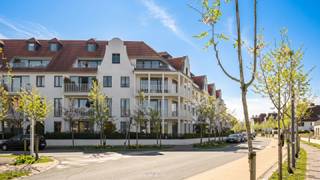 Ontdek dit instapklaar hoekappartement met twee volwaardige slaapkamers en ruim terras in de exclusieve Residentie Meerzicht, gelegen in het rustige en groene Duinenwater. Met prachtige vergezichten geniet u hier van de ideale combinatie van comfort, natuur en een uitstekende ligging. Tot in de kleinste details afgewerkt en voorzien van alle hedendaags comfort, biedt dit energiezuinig appartement een unieke kans op de vastgoedmarkt in Knokke. <br /><br />Indeling: <br />Inkomhal met toilet en vestiare, lichtrijke leefruimte, uitgerust keuken, berging, ruim terras met vrij uitzicht.<br /><br />Nachthal met toilet, 2 ruime slaapkamers, badkamer. <br /><br />Kelderberging, fietsenstalling en vuilnislokaal.<br /><br />Mogelijkheid tot aankoop van een ruime, goed toegankelijke garagebox in het gebouw. <br /><br />Verkoop onder registratierechten, geen BTW van toepassing.<br /><br />Duinenwater is de afgelopen jaren uitgegroeid tot een nieuw stadsdeel van Knokke-Heist. Hier woont u in alle rust, terwijl u tegelijkertijd profiteert van de nabijheid van de Zeedijk, het strand en het bruisende commerciële centrum, die allemaal op wandelafstand liggen. Bovendien zijn alle denkbare voorzieningen direct beschikbaar in de wijk.<br /><br />Bezoeken? Graag na afspraak met Avantimmo op het nummer 050 62 50 55