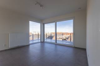 OPENDEUR OP WOENSDAG 21 OKTOBER TUSSEN 15U-17U. <br />Volledig afgewerkte penthouse met een bewoonbare oppervlakte van 98m2 te koop in Emelgem in de Jonkvrouwstraat. De penthouse beschikt over een prachtig leefterras van maar liefst 113 m2. <br /><br />De geafficheerde prijs is exclusief BTW en registratierechten.<br />Prijs inclusief 6% BTW en registratierechten, bijkomende kosten en staanplaats: 412.000 euro<br />Prijs inclusief 21% BTW en registratierechten, bijkomende kosten en staanplaats: 460.000 euro<br /><br />Indeling: <br />-ruime inkomhal met ruimte voor een vestiaire kast<br />-open geïnstalleerde keuken met living en eetplaats<br />-badkamer met lavabo, ligbad en douche<br />-twee volwaardige slaapkamers <br />-ruime berging/wasplaats<br />-apart toilet<br />-extra buitenberging<br /><br />Ondergronds zijn er staanplaatsen te koop. <br /><br />Contacteer Marie op het nummer 0469 66 49 11 of via marie@immomargaux.be voor meer informatie.