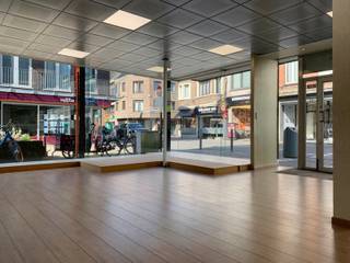 Commerciële handelsruimte op toplocatie!<br /><br />Dit handelspand, met een totale oppervlakte van 400m², verdeeld over drie verdiepingen, is perfect voor diverse zakelijke doeleinden.<br /><br />De ruimtes zijn aanpasbaar aan uw behoeften.<br />Het pand is gelegen op een hoekperceel en heeft een zeer brede vitrine, wat zorgt voor een unieke zichtbaarheid in het straatbeeld. <br />Het is gelegen in de Bovenrij, een commercieel zeer interessante straat, op 200 meter van de Grote Markt van Herentals. <br />Scholen, openbaar vervoer en winkels zijn op wandelafstand.<br /><br />Het pand heeft een gunstig energielabel C.<br /><br />Maak van deze veelzijdige ruimte de perfecte uitvalsbasis voor uw onderneming en laat uw bedrijf bloeien op deze centrale locatie.<br /><br />Wenst u een bezichtiging? Maak dan uw afspraak via info@immovl.be of 014 58 02 08.