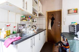 Voor wie bereid is tijd en energie te investeren, ligt hier een uitzonderlijke kans: een vastgoedbelegging in het hart van Antwerpen aan een scherpe instapprijs. Na een beperkt vergunningstraject en een doordachte basisrenovatie transformeert dit pand in een kwalitatief opbrengstgebouw, met een verhuurd handelspand en drie volwaardige appartementen (twee met 2 slaapkamers en één met 1 slaapkamer).<br /><br />Wat wordt er aangeboden? <br />•Momenteel ingericht als 5 woonunits + 1 handelspand<br />•Er is een statusrapport vermeldt 3 wooneenheden<br />•Volledige renovatie vereist <br />•Volledig verhuurd, met een totale maandelijkse huuropbrengst van € 3.292<br />•Bruto rendement van 6.06%<br /><br />Waarom interessant?<br />Hoewel het gebouw zich in verouderde staat bevindt en energetisch moet worden aangepakt, is dit een betaalbare investering met directe inkomsten. Dankzij de ligging en het bestaande huurrendement biedt het een solide basis voor wie op zoek is naar een project met opwaarderingspotentieel op termijn. <br /><br />Interesse? Contacteer One vastgoed snel op het nummer 03 360 85 30.