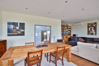 <p><span>Op een centrale en commerciële locatie te Edegem bieden wij u dit polyvalent eigendom aan bestaande uit een te renoveren handelsgelijkvloers (112m²) + kelder (60m²) en een ingericht duplex appartement (150m²) met 2 slaapkamers en een terras.</span></p><p><span>Het eigendom is gelegen op de hoek van de Mechelsesteenweg en de Boniverlei. De visibiliteit is een absolute troef. Ideaal voor iemand die wonen en werken wil combineren in hetzelfde pand.</span></p><p><span>In directe nabijheid vindt u winkels, scholen, verbindingswegen en openbaar vervoer.</span></p><p><span> </span></p><p><span>Het gebouw zelf dateert van circa 1930 en beschikt overal over dubbele beglazing met PVC schrijnwerk. De centrale verwarming verloopt op gas. De elektriciteit is niet conform aan de voorschriften van het AREI en vraagt dus nog enkele aanpassingen. Er werden op het dak (zuidkant) ook 14 zonnepanelen geïnstalleerd. Het eigendom kreeg het label "asbestveilig" na controle.</span></p><p><span> </span></p><p><span>Indeling:</span></p><p><span> </span></p><p><span>Op het gelijkvloers vinden we een volledig te renoveren handelijksgelijkvloers (112m²) dat tal van mogelijkheden biedt.</span></p><p><span>Het gelijkvloers is ook grotendeels onderkelderd.  </span></p><p><span>Aan de rechter zijkant van het gebouw is er een aparte toegang via het stukje tuin.</span></p><p><span> </span></p><p><span>Het duplex appartement bevindt zich op de eerste en tweede verdieping van het gebouw. Voor het appartement is er een aparte ingang voorzien.</span></p><p><span>Op de eerste verdieping vinden we een ingerichte keuken voorzien van alle comfort met aansluitend een wasplaats + apart toilet. Aangrenzend aan de keuken is er een terras met een uitstekende oriëntatie (west).</span></p><p><span>We lopen verder door en bereiken de ruime en lichte leefruimte op klassieke plancher. Hier is airco voorzien.</span></p><p><span> </span></p><p><span>Op de tweede verdieping zijn er twee volwaardige slaapkamers en een ingerichte badkamer met ligbad, aparte douche, een toilet en een badkamermeubel met dubbele lavabo en spiegel. De grootste slaapkamer beschikt eveneens over een airco.</span></p><p><span> </span></p><p><span>Graag som ik voor u nog even de troeven op van dit eigendom:</span></p><p><span> </span></p><ul><li><span>Polyvalent eigendom bestaande uit handelsgelijkvloers + duplex appartement</span></li><li><span>Centrale en commerciële locatie te Edegem</span></li><li><span>Volledig onderkelderd</span></li><li><span>Gelijkvloers naar eigen wensen in te richten</span></li></ul><p><span> </span></p><p><span>EPC 644 kWh/m² jaar (F-label) Renovatieverplichting is van toepassing</span></p><p><span>Stedenbouw op aanvraag</span></p><p><span>P-score A, G-score A</span></p><p><span> </span></p><p><span>Voor een bezoek ter plaatse kan u ons contacteren op het nummer 03 449 42 41 of mail ons via <span>hallo@habicom.be</span></span></p><p><span>De waarde van uw eigendom kennen ? Contacteer vrijblijvend onze habicom expert in uw buurt.</span></p><p><span> </span></p>