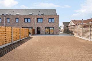 Deze energiezuinige nieuwbouwwoning geniet van een uitstekende ligging in het hart van Weelde. Gelegen in een rustige en kindvriendelijke omgeving, bevindt u zich op wandelafstand van winkels, scholen en openbaar vervoer. Hier combineert u comfortabel wonen met alle dagelijkse voorzieningen binnen handbereik.<br /><br />Indeling:<br />Via de inkomhal met apart gastentoilet betreedt u de woning. De lichtrijke leefruimte biedt voldoende plaats voor een gezellige zit- en eethoek en sluit naadloos aan op de volledig ingerichte open keuken. Deze is uitgerust met hedendaagse kwaliteits- en comforttoestellen en vormt het centrale hart van de woning. Aansluitend bevindt zich een bijzonder ruime wasplaats/berging.<br /><br />Op de eerste verdieping vindt u drie volwaardige slaapkamers en een stijlvolle badkamer, uitgerust met een inloopdouche, ligbad en een dubbele wastafel met badkamermeubel. Daarnaast is er op de nachthal een afzonderlijk toilet voorzien.<br /><br />De tweede verdieping is bereikbaar via een vaste trap en biedt een grote polyvalente ruimte met tal van mogelijkheden. Deze verdieping kan perfect ingericht worden als extra slaapkamer(s), bureau, hobbyruimte of ontspanningsruimte. Hier bevinden zich tevens de technische installaties, waaronder de warmtepomp en het ventilatiesysteem.<br /><br />Ook buiten is de woning volledig afgewerkt. De tuin is ingezaaid met gras en zowel het terras als de oprit zijn reeds volledig aangelegd, zodat u meteen kunt genieten van uw nieuwe thuis.<br /><br />De vermelde prijs is exclusief notariskosten en exclusief 21% btw op het grond- en constructieaandeel.<br /><br />Troeven:<br />*Vergunning voorziet reeds in de mogelijkheid tot het bouwen van een carport tegen de woning<br />*Energiezuinige nieuwbouwwoning (E22)<br />*Vloerverwarming<br />*Warmtepomp<br />*8 zonnepanelen<br />*Uitstekende centrumligging, op wandelafstand van winkels, scholen en openbaar vervoer