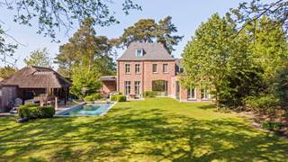 Soms komt er een eigendom op de markt dat zich niet eenvoudig laat omschrijven, maar vooral beleefd moet worden. Dit prachtige landhuis...