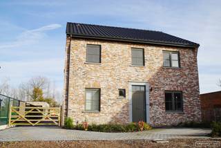 Prachtig en ruim gelegen perceel BOUWGROND ZONDER BOUWVERPLICHTING gelegen in het landelijk en rustig gelegen Outrijve.<br /> <br />Het perceel heeft een oppervlakte van 698m<sup>2</sup> en is bestemd voor een OPEN BEBOUWING.<br /> <br />Dit type perceel is ideaal voor wie op zoek is naar een rustige, ruime woonplek met veel privacy en de mogelijkheid om een huis volledig naar eigen ontwerp te bouwen, volgens de bouwvoorschriften.<br /><br />Voor meer info of een bezoek ter plaatse contacteer Martijn:<br />Mail: martijn@maesconceptimmo.be<br />Tel: 0470/629568