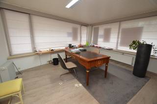 Oostende-Centrum, goed gelegen ruim handelsgelijkvoers (162m²) met veel lichtinval wegens hoekpand, bevindt zijn nabij Leopoldpark en op wandelafstand van alle belangrijke nutsvoorzieningen. <br /><br />Indeling:<br /><br />Inkomhall, 7 diverse kantoorruimtes of kamers, afzonderlijk toilet, kitchenette, 2 kelderbergingen. <br /><br />- Dubbele beglazing<br />- Individuele centrale verwarming op aardgas<br />- EPC label C.