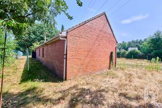 Ruim perceel met een oppervlakte van 1236m² met een nog te renoveren woning er op.<br /><br />Deze grond is zeer gunstige gelegen in een fijne woonbuurt .<br />Het perceel is zeer ruim en ofwel behoudt met de woning en renoveert ze of men sloopt deze om volledig opnieuw te bouwen.<br /><br />INDELING WONING:<br />Gelijkvloers: Inkomhal, leefruimte, keuken met eethoek, toilet, kelder, berging, badkamer, nachthal en drie slaapkamers
