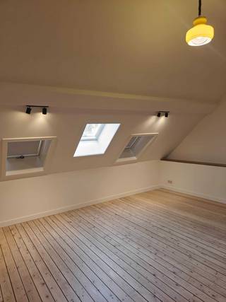 DUPLEX op de tweede verdieping, volledig op punt gezet, gelegen tussen markt en strand voor iemand die houdt van authenticiteit en BELLE...