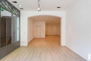 <strong><span>Interessant opbrengsteigendom bestaande uit een gelijkvloerse commerciële ruimte (ca. 67 m²), kelder en een bovenliggend triplexappartement (ca. 141 m²) met 3 slaapklamers, een dakterras en een grote, afgewerkte zolder. Toplocatie aan de Victoriestraat in Turnhout, vlak bij de winkelstraten, de Lebon-site en verschillende parkings. <br /><br />Het eigendom biedt verschillende mogelijkheden, zowel voor investeerders als voor wie wonen en werken wil combineren. De commerciële ruimte op het gelijkvloers is beschikbaar vanaf 1 december 2026 en kan opnieuw verhuurd worden of voor eigen kantoor-, handels- of praktijkdoeleinden worden gebruikt. Het ruime appartement is momenteel verhuurd, maar kan bij aankoop voor eigen bewoning worden opgezegd mits naleving van de wettelijke voorwaarden en een opzegtermijn van zes maanden.</span></strong><strong><strong><br /></strong></strong><span><br /></span><span>Gelijkvloers - winkel<br /></span>De commerciële ruimte geniet van veel natuurlijk daglicht dankzij de grote etalage. Ze bestaat uit een grote open ruimte (ca. 54 m²), een afzonderlijke bureau- of praktijkruimte van ca. 10 m² en een toilet met handenwasser.<br /><br />De huidige huurovereenkomst eindigt op 30 november 2026, waardoor de ruimte <strong><span>vanaf 1 december 2026 beschikbaar is voor eigen gebruik of nieuwe verhuring</span></strong>.<br /><span><br />Gelijkvloers - appartement<br /></span>Aparte inkom naar het bovenliggende appartement.<br /><br /><span>Eerste verdieping - appartement<br /></span>Ruime woonkamer met aansluitend de leefkeuken waar plaats is voor een grote eettafel. Via de keuken is er toegang tot het aangename dakterras. Verder nog een slaapkamer of bureau (ca. 13 m²) op de tussenverdieping.<br /><br /><span>Tweede verdieping - appartement<br /></span>Hier nogmaals 2 volwaardige slaapkamers (ca. 21 m² en 15 m²), de badkamer met ligbad en dubbele wastafel en een toilet op de nachthal.<br /><br /><span>Zolderverdieping - appartement<br /></span>De 3e verdieping is te bereiken via een vaste trap. Deze kamer is volledig afgewerkt en voorzien van vloer, verlichting en ramen. Momenteel is deze verdieping in gebruik als zolder, maar dit kan eveneens dienst doen als speel/hobbykamer, bureau of 4e slaapkamer.<br /><br /><strong><span>Het appartement is sinds 1 januari 2020 verhuurd onder woninghuur. Bij aankoop voor eigen bewoning kan de huurovereenkomst door de nieuwe eigenaar worden opgezegd mits naleving van de wettelijke voorwaarden en een opzegtermijn van zes maanden.<br /><br /></span></strong><strong><span>Dankzij de combinatie van een vrij beschikbare commerciële ruimte vanaf 1 december 2026 en een verhuurd, ruim appartement biedt het geheel interessante mogelijkheden voor zowel eigen gebruik als investering.</span></strong><strong><span><br /></span></strong><strong><br /></strong><span>Bijzonderheden<br /></span>- Toplocatie in het winkelgebied van Turnhout<br />- Nabij verschillende parkings<br />- Kelder<br />- Aparte verwarmingsinstallaties en aparte meters voor de nutsvoorzieningen<br />- De buitengevels en alle houtwerk werden recent volledig opnieuw opgeschilderd<br />- Stedenbouwkundige inlichtingen in aanvraag