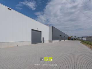<p><strong>UNIT 2 VAN 375M² OP INDUSTRIETERREIN JAGERSBORG TE MAASEIK.<br /><br />KENMERKEN<br /></strong>- oppervlakte: 375m²<br />- 1 sectionaalpoort (4.00m breed x 4.20m hoog)<br />- gevelbekleding: geïsoleerde sandwichpanelen <br />- lichtstraat met RWA<br /><br /><strong>ALGEMEEN</strong><br />Aan de voornaamste toegangsweg naar het Industrieterrein Jagersborg, zijn deze nieuwe bedrijfsunits opgericht. Zowel de N73 als de N78 zijn vlot bereikbaar en de A2 autosnelweg bevindt zich op 9 km. Deze nieuwe site voorziet 9 KMO-units met verschillende afmetingen. Extra troef: 2 units beschikken over aparte kantoorruimtes. Het plan voorziet bovendien voldoende parkeerplaatsen, in totaal 39 stuks. Aan elke unit zijn persoonlijke parkeerplaatsen toegekend.<br /><br /><strong>EXTRA INFORMATIE VERHUUR</strong><br />- Verhuur onder het BTW-stelsel, vermelde huurprijs te verhogen met 21% BTW.<br />- Huurovereenkomst van gemeen recht: gewenste duur in onderling overleg.<br />- Aanvaarding huurder steeds in overleg met verhuurder.<br />- Algemene kosten: 70,00 EUR per maand.<br />- Onroerende voorheffing, kosten/verbruik nutsvoorzieningen ten laste van de huurder.<br /><br />Bekijkt u deze advertentie via een aanverwante vastgoedsite, surf dan zeker naar onze website <strong>www.N78vastgoed.be</strong> voor een uitgebreide beschrijving en foto's. Meer info: <strong>+32 (0)89 86 18 88 </strong>of <strong>info@N78vastgoed.be.</strong></p>
