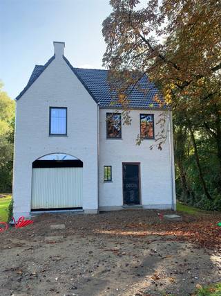 <p><span>Dit is de rechtse woning van 2 prachtige nieuwbouw woningen. Zie foto's van de linkse woning voor de huidige binnenkant waar men volop bezig is met het plakwerk.</span></p><p><span>De woning heeft een E-peil lager dan 20. Ventilatiesysteem D, is voorzien van zonnepanelen en vloerverwarming. Een warmtepomp is mogelijk.</span></p><p><span>Welkom in deze prachtige woning in het charmante Meldert, perfect voor wie op zoek is naar ruimte en comfort! Met een bewoonbare oppervlakte van 269 m² biedt dit huis voldoende ruimte voor een groot gezin. </span></p><p><span>Bij binnenkomst wordt u verwelkomd in een ruime en lichte woonruimte die naadloos overgaat in een moderne, volledig uitgeruste keuken. De open indeling zorgt voor een uitnodigende en gezellige sfeer, ideaal voor zowel intieme als uitgebreide bijeenkomsten.</span></p><p><span>De woning beschikt over vier ruime slaapkamers, perfect voor elke gezinssituatie. De hoofd slaapkamer is een oase van rust, die zorgt voor een perfecte nachtrust. Met twee moderne badkamers is er geen gebrek aan comfort en luxe. </span></p><p><span>Bovendien beschikt dit huis over één handige garage, ideaal voor uw voertuig of voor extra opslagruimte. De oprit biedt plaats voor een tweede of mogelijks derde wagen. Het prachtige groene perceel biedt ook veel mogelijkheden voor buitenactiviteiten en ontspanning.</span></p><p><span>Strategisch gelegen in een rustige en groene omgeving, maar toch dicht bij alle noodzakelijke voorzieningen. Dit huis biedt de perfecte balans tussen landelijk wonen en modern comfort. </span></p><p><span> </span></p><p><span>Bij nieuwbouw komt er steeds nog 21% BTW bovenop de prijs.</span></p><p><span> </span></p><p><span>Aarzel niet om deze uitzonderlijke eigendom te ontdekken en u te laten verrassen door alles wat het te bieden heeft!</span></p><p><span> </span></p>