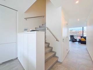 Ontdek dit prachtig afgewerkt <strong>duplexappartement van 115 m²</strong> op de 5e en 6e verdieping van de recente <strong>Residentie Lectus IX</strong> (oplevering 2024). Het appartement is <strong>volledig bemeubeld, instapklaar</strong> en combineert een hoogwaardig afwerkingsniveau met maximaal wooncomfort.<br /><span><span><span><span><span><strong>Troeven:</strong></span></span></span></span></span>
<ul>
	<li><span>Ruime en lichtrijke leefruimte met toegang tot <strong>2 grote terrassen</strong> (voor- en achterzijde)</span></li>
	<li><span><strong>2 volwaardige slaapkamers</strong> met ingemaakte kasten.</span></li>
	<li><span>Moderne badkamer met douche, apart toilet en aparte berging</span></li>
	<li><span><strong>Daikin-airco’s</strong> en waterontharder voor optimaal comfort</span></li>
	<li><span>2 handige kelderbergingen (1,75 x 2,00 m en 1,50 x 3,50 m)</span></li>
	<li><span><strong>Optioneel:</strong> ruime garage (5,95 x 3,90 m)</span></li>
</ul>
<span><span><span><span><span>Verkoop onder <strong>registratierechten</strong></span></span></span></span></span><br /><br /><strong>Indeling:</strong><br /><strong>5de verdieping:</strong> inkomdeur, toilet, woonkamer met open keuken, 2 terrassen aan voor- en achterzijde, berging en trap naar 6de verdieping.<br /><strong>6de verdieping:</strong> nachthal, badkamer, toilet en 2 slaapkamers.<br />inbegrepen in de prijs zijn ook 2 kelderbergingen<br /> 