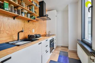 <p><span>In de populaire wijk Groenenhoek in Berchem vinden we dit gezellige 1-slk appartement op de 1ste verdieping van een klein gebouw.</span></p><p><span> </span></p><p><span>Het appartement werd goed onderhouden en is instapklaar dankzij:</span></p><p><span> </span></p><p><span>- Keuken en badkamer reeds vernieuwd</span></p><p><span>- Elektriciteit conform</span></p><p><span>- EPC B, dak reeds geïsoleerd met 10cm isolatie, ramen met 1.0 isolatiewaarde</span></p><p><span>- Geen asbest</span></p><p><span> </span></p><p><span>Indeling:</span></p><p><span> </span></p><p><span>Me de trap bereiken we het appartement op de 1ste verdieping.</span></p><p><span>De gezellige living op houten vloer bevindt zich aan de achterzijde van het gebouw.</span></p><p><span>De volledig ingerichte keuken is uitgerust met een oven, ijskast, vaatwasmachine, dampkap en elektrisch kookvuur.</span></p><p><span> </span></p><p><span>Ook de badkamer is pico bello in orde en beschikt over een douche, een enkele lavabo en toilet.</span></p><p><span>Verder is er nog de slaapkamer, eveneens op plankenvloer.</span></p><p><span> </span></p><p><span>Tot slot is er in de kelderverdieping een handige berging inbegrepen in de prijs!</span></p><p><span> </span></p><p><span>Troeven:</span></p><p><span> </span></p><p><span>- instapklaar appartement</span></p><p><span>- recent gerenoveerd</span></p><p><span>- geen asbest</span></p><p><span>- AREI conform</span></p><p><span>- lage vaste kosten (licht in de gang en brandverzekering)</span></p><p><span> </span></p><p><span>Nuttige informatie:</span></p><p><span> </span></p><p><span>Het appartement wordt momenteel verhuurd.</span></p><p><span>EPC: 287 kWh/m2 jaar</span></p><p><span>Oppervlakte indicatief volgens opmeting EPC.</span></p><p><span> </span></p><p><span>Voor een bezoek ter plaatse kan u ons contacteren op het nummer 03 449 42 41 of mail ons via hallo@habicom.be</span></p><p><span>Benieuwd naar de waarde van jouw woning? Check het gratis op www.watismijnhuiswaard.be</span></p><p><span> </span></p>