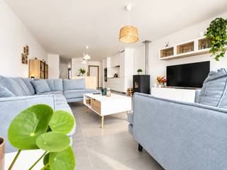<strong>GERENOVEERDE WONING</strong> met <strong>ZUIDOOSTGERICHTE TUIN</strong> en vlot bereikbaar in Oudenaarde. Deze <strong>INSTAPKLARE WONING</strong> werd gerenoveerd in <strong>2022</strong> en combineert een <strong>HEDENDAAGSE UITSTRALING</strong> met kwalitatieve materialen. Dankzij de <strong>RUIME, LICHTRIJKE LEEFRUIMTE</strong> met open keuken en <strong>PRAKTISCHE BUREAUHOEK</strong> geniet u dagelijks van een aangenaam wooncomfort. Verder bevinden zich op het gelijkvloers een inkomhal met gastentoilet, <strong>WASPLAATS EN KELDERBERGING</strong>. Op de eerste verdieping zijn er <strong>TWEE SLAAPKAMERS</strong> en een moderne badkamer uitgerust met <strong>EEN INLOOPDOUCHE</strong>. De ingerichte zolderverdieping biedt plaats aan nog <strong>TWEE EXTRA SLAAPKAMERS</strong>,. Buiten wacht een aangename zuidoostgerichte tuin en terras <strong>MET UITWEG ACHTERAAN</strong> en de <strong>MOGELIJKHEID TOT HET BOUWEN VAN EEN GARAGE</strong>. De woning bevindt zich op een centrale locatie met een vlotte verbinding naar het <strong>CENTRUM VAN OUDENAARDE, DE N60, N46</strong> en diverse winkels, scholen en openbaar vervoer.<br /><br />Adres: Robert De Preesterstraat 150 te Oudenaarde<br /><br />EPB: 100kWh/m²;. Wg, Vg, Gvkr, Gvv