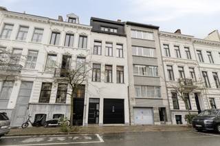 Welkom in dit prachtige familiehuis in Antwerpen dat het perfecte evenwicht biedt tussen comfort, stijl en ruimte. Met 210 vierkante...