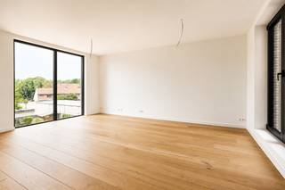 Ontdek dit stijlvol nieuwbouwappartement op de 2de verdieping van een kleinschalig appartementsgebouw (met lift). Dankzij de hoogwaardige afwerking, praktische indeling en energiezuinige technieken geniet je hier van optimaal wooncomfort.<br /><br />Bij het binnenkomen word je verwelkomd in de volledig uitgeruste open leefkeuken met aansluitende berging, de lichtrijke leefruimte met grote raampartijen en het aangenaam terras. Verder beschikt het appartement over een slaapkamer met ensuite badkamer met inloopdouche en wastafel en een apart gastentoilet.<br /><br />Daarnaast is er een gemeenschappelijke fietsenberging en afvalberging voorzien voor extra comfort. Een garage kan optioneel aangekocht worden voor € 35.000.<br /><br />De ligging is een absolute troef: het appartement bevindt zich in het centrum Kallo, op slechts enkele minuten van de haven en met een vlotte verbinding naar de E34. Hierdoor geniet je van een uitstekende bereikbaarheid, zowel richting Antwerpen als Gent.<br /><br />Met een verwacht E-peil van ongeveer E30 is dit appartement uitgerust met de nieuwste energiezuinige technieken. Zo geniet je van een laag energieverbruik, een hoog wooncomfort en aantrekkelijke fiscale voordelen. Bovendien bestaat, mits voldaan aan de wettelijke voorwaarden, de mogelijkheid om aan te kopen aan het verlaagde btw-tarief van 6%.<br /><br />Wij leiden je graag rond.