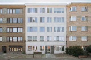 <p><strong><u>Bezoek mogelijk na aanmaken huurprofiel: </u></strong><strong>https://onid.mijnhuurprofiel.be/property/98a217f4-52a9-4d2c-8c17-ccaa87deda4f</strong></p><p><br /></p><p><strong>Dit lichtrijke appartement</strong><span> ligt in een verzorgd gebouw, op een strategische locatie vlak bij invalswegen, scholen, winkels. Je geniet van een uitstekende bereikbaarheid en een comfortabele woonomgeving. Dankzij het openbaar vervoer in de omgeving ben je ook direct in het centrum van Antwerpen. </span></p><p><br /></p><p>Het appartement bestaat uit een inkomhal, ruime leefruimte met open keuken, 2 slaapkamers, apart toilet, een badkamer en een kelderberging. </p>