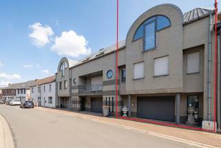 <p><span>Op zoek naar een woning die ruimte, comfort en een adembenemend uitzicht combineert? Dan is dit uniek pand aan de Grotestraat 332 in Kotem precies wat u zoek!</span></p><p><span>Hier woont u elke dag met de Maas als decor, omringd door rust en natuur, en toch vlakbij alle voorzieningen.</span></p><p><span>Gelijkvloers</span></p><p><span>Via de automatische poort betreedt u de zeer ruime inpandige garage. Hier is plaats voor twee wagens, fietsen en extra opslag. Op dit niveau bevindt zich ook een eerste badkamer met douche, toilet, wastafel en aansluiting wasmachine, wat dit verdiep praktisch en veelzijdig maakt. Achteraan sluit de garage aan op een ruimte met geïntegreerde sauna. Vanuit hier heeft u directe toegang tot een fraai aangelegd terras en prachtige tuin!</span></p><p><span>Eerste verdieping</span></p><p><span>De inkomhal op de eerste verdieping geeft u toegang tot twee slaapkamers, waarvan één is uitgerust met een geïntegreerde badkamer. Deze kamer heeft een open en luxueus karakter, ideaal voor wie houdt van een moderne, loftachtige sfeer.</span><span> </span><span> <br />Er is tevens op deze verdieping een gastentoilet aanwezig en een volledig uitgeruste keuken met eetkamer. De keuken is uitgerust met stoomoven, oven, combi-oven, vaatwasmachine, inductiekookplaat met dampkap en dubbele spoelbak. Dit alles afgewerkt met een granieten werkblad. </span></p><h4><span>Tweede verdieping </span></h4><p><span>De bovenste verdieping is volledig ingericht als woonkamer en is zonder twijfel de absolute blikvanger van deze woning. De ruimte ademt gezelligheid en klasse: de hoge plafonds en de houthaard zorgen voor warmte en sfeer!<br />Dankzij het hoge plafond is er de mogelijkheid om een mezzanine te creëren, ideaal als extra slaapruimte</span><span>. </span><span>Via een schuifpui komt u op het ruime terras met zonneluifel, een heerlijke plek om te genieten met een magnifiek uitzicht over de Maas! Hier bevindt zich ook nog een extra bergruimte, ideaal om alles netjes op te bergen.</span></p><h4><span>Extra comfort &amp; voorzieningen</span></h4><ul><li><span>EPC-label C energiezuinige woning</span></li><li><span>Vloerverwarming </span></li><li><span>Elektrische garagepoort</span></li><li><span>Houthaard in de leefruimte</span></li><li><span>Geïntegreerde geluidsinstallatie</span></li><li><span>Sauna in het bijgebouw</span></li></ul><p><span>Tuin</span></p><p><span>Achteraan de woning ligt een fraai aangelegde tuin die rust en privacy biedt. Naast het mooie groen vindt u er ook verschillende fruitstruiken met blauwe bessen, rode bessen en kruisbessen, ideaal om in de zomer zelf te plukken en te genieten van wat de tuin te bieden heeft.</span><span> </span><span>Een groot pluspunt is dat de tuin ook bereikbaar is via een poort aan de achterzijde (bereikbaar met de wagen via de Moerdijkstraat). Zo combineert u gemak met functionaliteit!</span></p><h4><span>Ligging</span></h4><p><span>De woning geniet een zeldzame en unieke ligging: vlak langs de Maas met kilometerslange fiets- en wandelroutes voor de deur. Toch bent u vlot verbonden met Maasmechelen, Lanaken, Genk en Maastricht, en liggen winkels en scholen binnen handbereik</span><span>. </span></p><p><span> </span></p><p><span>Maak snel een afspraak voor een bezoek en laat u overtuigen door de charme van deze unieke woning: 0487 96 38 96 of Mike@jemar.be!</span></p>