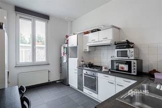 <p><span>Lange Lobroekstraat 169 - Antwerpen (2060)</span></p><p><span> </span></p><p><span>1e verdieping achteraan</span></p><p><span> </span></p><p><span>Energiezuinig appartement (72 m²) met 1 slaapkamer in Antwerpen (2060).</span></p><p><span>In de Lange Lobroekstraat woon je in een opkomende buurt nabij Park Spoor Noord en de Slachthuissite. Winkels, supermarkten en andere voorzieningen zijn vlot bereikbaar en ook aan openbaar vervoer is er geen gebrek. Met de fiets sta je bovendien in een mum van tijd in het centrum. Dankzij de nabijheid van belangrijke invalswegen is ook de verbinding met de wagen uitstekend.</span></p><p><span>Het appartement bevindt zich achteraan op de eerste verdieping van een kleinschalig gebouw en heeft een bewoonbare oppervlakte van circa 72 m². Het gebouw werd in 2008 volledig gerenoveerd en het appartement behaalt een gunstige EPC-score B en beschikt over conforme elektriciteit. Er zijn aparte meters aanwezig en de vaste kosten blijven met slechts €25 per maand bijzonder beperkt.</span></p><p><span>Je komt binnen in de ruime leefruimte met open keuken aan de achterzijde, samen goed voor maar liefst 35 m². Dankzij de open indeling is er voldoende plaats voor zowel een gezellige zithoek als een volwaardige eethoek. De keuken is voorzien van heel wat kastruimte en de nodige toestellen.</span></p><p><span>De slaapkamer heeft een mooie oppervlakte van circa 12 m². De ruime badkamer van 8 m² is uitgerust met een ligbad met douche, lavabomeubel, toilet en aansluitingen voor wasmachine en droogkast.</span></p><p><span>Een energiezuinig appartement met een ruime leefruimte én bijzonder lage vaste kosten op een centrale locatie in Antwerpen. Ideaal voor starters of als investering!</span></p><p><span>Bewoonbare opp. 72 m² ref.: bruto vloeropp. EPC. Voor meer info of een gratis schatting surf naar </span><span><span>www.hansimmo.be</span></span></p><p><span> </span></p>