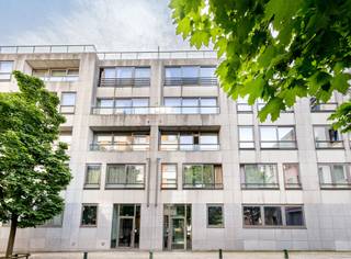 <p>BRUSSEL-CENTRUM, in het hart van de Kaaienwijk en in een rustige straat, ontdekt u dit prachtige appartement van ±82 m² op de 3e verdieping van een recent gebouw uit 2012. Bij het binnenkomen wordt u meteen verwelkomd door een aangename en lichtrijke leefruimte met een volledig uitgeruste open keuken, ideaal voor gezellige momenten. Buiten geniet u van 12 m² aan privatieve terrassen, perfect om van de zon en lange zomeravonden te genieten. Het nachtgedeelte omvat twee comfortabele slaapkamers, een badkamer, een apart toilet en een praktische wasruimte met individuele gasketel. Modern, veilig en energiezuinig: het appartement beschikt over een uitstekend EPC B-, conforme elektriciteit en videofonie. Een zeldzame opportuniteit, ideaal als eerste aankoop, pied-à-terre in de stad of zorgeloze investering. Neem vandaag nog contact met ons op om uw bezoek te plannen!<span></span></p>
<p><span>3e verdieping links:</span></p>
<ul>
<li>Living van ±25 m² op halfmassief parket met toegang tot het balkon aan de voorzijde</li>
<li>Volledig uitgeruste open keuken</li>
<li>Wasruimte en stookruimte</li>
<li>Nachthal</li>
<li>Master bedroom van ±17 m² inclusief dressing, met toegang tot het terras aan de achterzijde van ±10 m²</li>
<li>Slaapkamer 2 van ±11 m², met toegang tot het terras aan de achterzijde van ±10 m²</li>
<li>Badkamer met ligbad en dubbele wastafel</li>
<li>Apart toilet</li>
</ul>