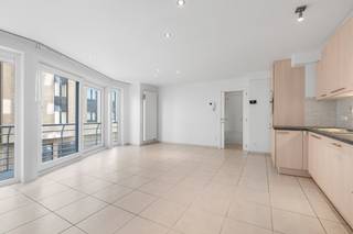 <p><strong>Blankenberge: Instapklaar appartement met terras en zijdelings zeezicht!</strong></p>
<p>Op de 1ste verdieping van de moderne residentie &quot;Apollo&quot; vinden we dit instapklaar 2-slaapkamerappartement met terras, 2 badkamers en zijdelings zeezicht. Met zijn topligging op slechts enkele stappen van de Zeedijk geniet u van de perfecte mix tussen rust en levendigheid. Winkels, restaurants, openbaar vervoer, de duinen en openbaar zwembad bevinden zich allemaal in de onmiddellijke nabijheid.</p>
<p><strong>Indeling:</strong> Inkomhal, woonkamer, terras, open keuken, slaapkamer 1, slaapkamer 2 met badkamer ensuite, badkamer 2, apart toilet en berging.</p>
<p><strong>Troeven:</strong></p>
<ul><li>Zijdelings zeezicht.</li><li>Terras.</li><li>2 Badkamers.</li></ul>
<p>Meer informatie? Contacteer Maarten op het nummer 050 42 58 98. </p>