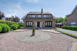 <p><span>Vrijstaande woning met 4 slaapkamers, ruime tuin en garage op een riant perceel van 9a99ca, rustig gelegen nabij het centrum van Maaseik. </span></p><p><span> </span></p><p><span>ALGEMEEN</span></p><ul><li><span>Open bebouwing</span></li><li><span>Bouwjaar: 1970</span></li><li><span>Perceeloppervlakte: 9a99ca</span></li><li><span>Kadastraal inkomen: €1.078</span></li><li><span>Voorzien van hardhouten ramen, gedeeltelijk voorzien van dubbele beglazing, gedeeltelijk enkele beglazing </span></li><li><span>Gedeeltelijk uitgerust met rolluiken</span></li><li><span>Verwarming: stookolie en een pelletkachel in de leefruimte. </span></li><li><span>Gelegen in een rustige, residentiële woonwijk op korte afstand van het stadscentrum van Maaseik</span></li></ul><p><span> </span></p><p><span>INDELING</span><span><br /></span><span>Gelijkvloers:</span></p><ul><li><span>Inkomhal</span><span> met toegang tot de leefruimte, polyvalente ruimte en een vaste trap naar de verdieping.</span></li><li><span>Leefruimte:</span><span> ruime, lichtrijke woonkamer met parketvloer en grote raampartijen die zorgen voor een fijne connectie met buiten. De woonkamer is tevens voorzien van een pelletkachel.  </span></li><li><span>Polyvalente ruimte, momenteel ingericht als zithoek, maar perfect inzetbaar als extra slaapkamer, bureel of hobbykamer. </span></li><li><span>Keuken:</span><span> voorzien van een tegelvloer en toegang tot de kelder. </span></li><li><span>Berging voorzien van</span><span> tegelvloer en aansluiting voor wasmachine en droogkast.</span></li><li><span>Badkamer 1:</span><span> voorzien van een wastafel, inloopdouche en toilet.</span></li><li><span>Sas m</span><span>et toegang tot het overdekte terras en tuin achteraan de woning.</span></li></ul><p><span> </span></p><p><span>Eerste verdieping:</span></p><ul><li><span>Nachthal met </span><span>toegang tot vier volwaardige slaapkamers en een tweede badkamer.</span></li><li><span>Slaapkamer 1 t.e.m. 4:</span><span> allen voorzien van linoleumvloer, inbouwkasten en verwarming.</span></li><li><span>Badkamer 2:</span><span> voorzien van een wastafel, douche, toilet en elektrische handdoekverwarmer.</span></li></ul><p><span> </span></p><p><span>Zolder:</span><span><br />Voorzien van glaswolisolatie – bereikbaar via zolderluik.</span></p><p><span> </span></p><p><span>Kelder:</span><span><br />De woning is gedeeltelijk onderkelderd en ingedeeld in vier praktische ruimtes, allen uitgerust met een gepolierde industrievloer. Hier bevinden zich onder andere de mazouttank (+/- 4800 liter), de CV-installatie en een kruipkelder.</span></p><p><span> </span></p><p><span>Buitenruimte:</span></p><ul><li><span>Voortuin:</span><span> Onderhoudsvrij aangelegd en voorzien van een automatisch hekwerk.</span></li><li><span>Achtertuin:</span><span> zuidelijk georiënteerd en uitgerust met een betegeld, overdekt terras en zitruimte uitgevoerd met rustieke materialen. </span></li></ul><p><span> </span></p><p><span>GARAGE</span><span><br />Vrijstaande garage, voorzien van automatische poort, industrievloer en een gedeeltelijke zolder voor extra opslagruimte.</span></p><p><span> </span></p><p><span> </span></p><p><span>Bent u op zoek naar een ruime en degelijke gezinswoning op een rustige, centrale locatie in Maaseik? Contacteer ons voor meer informatie of een bezichtiging via 089/56.06.91 of verkoop@janssennv.be.</span></p><p><span> </span></p><p><span>De weergegeven impressiefoto’s dienen uitsluitend ter illustratie en geven een mogelijke sfeer en inrichting weer. Hieraan kunnen geen rechten worden ontleend.</span></p><p><span> </span></p>
