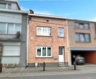 Idéalement situé à proximité des grands axes, proche de toutes commodités, magnifique appartement 2 chambres entièrement rénové avec un PEB B ! Il...