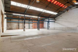 Situé dans la Priester Pattynstraat à Izegem, vous trouverez cet entrepôt fonctionnel d'une superficie de 584 m². Idéale pour le stockage,...