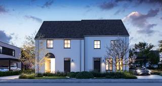 Ontdek deze prachtige nieuwbouwwoningen, centraal gelegen in de Kaaistraat in Ardooie. Hier woon je rustig, maar toch dicht bij alle voorzieningen — de ideale combinatie van comfort en bereikbaarheid.
Deze energiezuinige woningen beschikken over: een inkomhal met toilet, een woon- en eetkamer met aansluitend een open keuken met veel lichtinval, een berging, 3 slaapkamers, een functionele badkamer, een (technische) berging en carport. Wie kiest voor de landelijke woningvariant, kan zelfs genieten van een vierde slaapkamer — ideaal als bureau, hobbykamer of extra logeerkamer. Het gebruik van een warmtepomp in combinatie met vloerverwarming en zonnepanelen zorgt ervoor dat jouw toekomstige energiefactuur onder controle blijft (E10).
Je kiest zelf de afwerkingsmaterialen voor keuken, badkamer, vloeren en binnendeuren. Zo kan je precies wonen zoals jij het zelf wilt.
Een kijkje nemen? Je vindt de verkaveling ter hoogte van Kaaistraat 80.