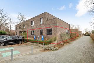 Thuiskomen begint hier…<br />Stel je voor: je rijdt het rustige woonerf binnen, weg van de drukte maar toch midden in het centrum van Zoersel. <br />Je parkeert moeiteloos, gasten vinden hier altijd een plaats vlak voor de deur en via de lift bereik je comfortabel het gebouw waar twee uitzonderlijk ruime parkeerplaatsen op je wachten in de ondergrondse garage. Eén ervan is bovendien uitgerust met een laadpaal, helemaal klaar voor de toekomst. Extra bergruimte? Ook daar is aan gedacht, met een praktische privatieve kelder.<br />Binnen ontvouwt zich een appartement dat meteen rust uitstraalt. In de inkomhal met vestiaire laat je de dag achter je. Het warme parket leidt je naar de leefruimte waar het licht overvloedig binnenvalt, zelfs wanneer de hemel grijs kleurt. Hier voelt elke dag helder en open aan.<br />De gezellige woonruimte vloeit harmonieus over in de perfect ingerichte keuken, met aansluitend een handige berging die zorgt voor orde en gemak in het dagelijkse leven.<br />En dan… het moment waarop binnen en buiten samenkomen. De schuifdeur naar het zuidgerichte tuintje opent zich als een verlengstuk van je leefruimte. Ochtendkoffie in de zon, een rustig boek in de namiddag of lange zomeravonden met vrienden, hier beleef je elk seizoen intens.<br />Met twee volwaardige slaapkamers biedt het appartement flexibiliteit voor elke levensfase: een rustige master bedroom, een logeerkamer, hobbyruimte of thuiskantoor.<br />De badkamer combineert comfort en functionaliteit met douche, toilet, lavabo in meubel, praktische opbergkasten en aansluiting voor wasmachine, alles discreet en efficiënt geïntegreerd.<br />Dit appartement is meer dan wonen. Het is een plek waar gemak, licht en rust samenkomen. Waar je gelijkvloers woont zonder in te boeten aan ruimte & privacy. Waar parkeren nooit stress geeft en waar elke dag begint én eindigt met een gevoel van thuiskomen. <br />Ook op vlak van energiezuinigheid scoort dit appartement bijzonder sterk. De individuele zonnepanelen vormen een waardevolle extra troef en dragen merkbaar bij aan een lagere elektriciteitsrekening, comfortabel wonen met aandacht voor de toekomst én je budget<br />Een zeldzame kans in hartje Zoersel ... klaar om jouw volgende hoofdstuk te worden.<br />EPC 29 kWh/m²- UC 3803858 - Beschikbaar per 1 juli 2026.<br />Gem. kosten: ca. 88 euro per maand<br />Wg- Vg- Gmo- Gvkr- Gvv