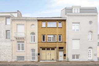 Zoekt u een karaktervol en uniek vastgoed? Deze uitzonderlijke loft van maar liefst 160m2 bevindt zich op de eerste verdieping en combineert ruimte, licht en comfort op een toplocatie in het centrum van Strombeek-Bever. Gelegen in een kleinschalig gebouw met slechts twee appartementen en een loods, profiteert u hier van zéér lage gemeenschappelijke kosten.De ligging is ideaal: op wandelafstand van openbaar vervoer, lokale handelaars, supermarkten en scholen, en met een uitstekende verbinding naar belangrijke invalswegen (Ring, A12 en centrum Brussel).Indeling van de loft:- Inkomhal: Uitgerust met een praktische vestiaire- Leefruimte: Zeer royale, lichtrijke woonkamer op een stijlvolle parketvloer- Keuken: Volledig ingericht en voorzien van alle comfort- Slaapkamers: Twee comfortabele slaapkamers- Badkamer: Luxe afwerking met een grote inloopdouche, vrijstaand ligbad en dubbele wastafel- Rechtstreekse toegang via de leefruimte tot het als terras ingerichte platte dak - Wasberging: Via een trap naar beneden bereikt u de wasruimte met de technische installaties.Pluspunten: Gunstige EPC score en elektriciteit conform!Een zeldzame kans voor wie centraal, modern en rustig wil wonen zonder grote syndicuskosten. Ideaal als eigen woonst of slimme investering!Bestuursmaatregelen in het maatregelenregister: nee