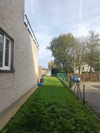 Gelijkvloers appartement (halfopen bebouwing)Woonkamer met open keuken2 kamersBadkamerToiletBergingParkeerplaats in ondergrondse garageParkeerplaats...