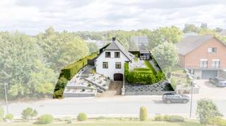 <p><strong>Te koop in Meise: villa met 4 slaapkamers</strong></p><p><br /></p><p>Deze mooi afgewerkte villa in Meise combineert ruime leefruimtes met een verzorgde en stijlvolle afwerking. De lichtrijke woonkamer sluit aan op de eetruimte, terwijl de ruime keuken met kookeiland rechtstreeks toegang geeft tot de tuin. Dankzij een slaapkamer en badkamer op het gelijkvloers is gelijkvloers wonen perfect mogelijk. De woning beschikt over 4 slaapkamers, 2 badkamers, een zeer ruime inpandige garage en een privatieve tuin. Wolvertem, Grimbergen, Wemmel en Merchtem zijn vlot bereikbaar.</p><p><br /></p><p><strong>Belangrijkste ruimtes:</strong></p><p>• Ruime inkomhal</p><p>• Lichtrijke woonkamer</p><p>• Keuken met kookeiland</p><p>• 4 slaapkamers (21 m², 15 m², 12 m² en 8 m²)</p><p>• 2 badkamers (waarvan 1 op het gelijkvloers)</p><p>• Zeer ruime inpandige garage</p><p><br /></p><p><strong>Troeven:</strong></p><p>• Verzorgde en stijlvolle afwerking met hoogwaardige materialen</p><p>• Gelijkvloers wonen mogelijk dankzij slaapkamer en badkamer</p><p>• Zeer ruime inpandige garage en privatieve tuin</p><p><br /></p><p><strong>Wens je een bezoek? Contacteer ERA LEUS &amp; TOYE via +3223351114 en plan een afspraak met Gilles Sato.</strong></p><p><br /></p><p><strong>JOUW DROOMHUIS. ZO GEVONDEN!</strong></p>